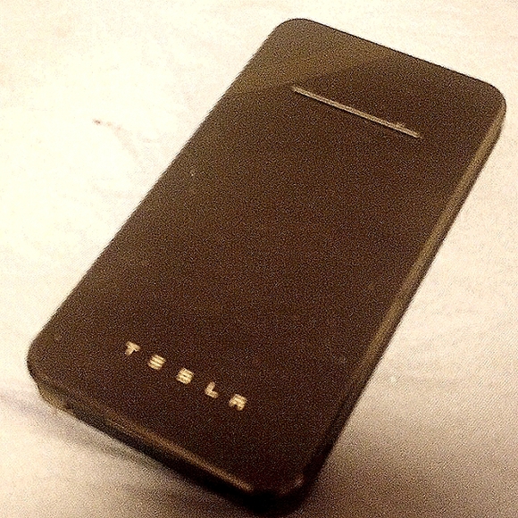 Tesla portable wireless charging pad - Picture 2 of 8